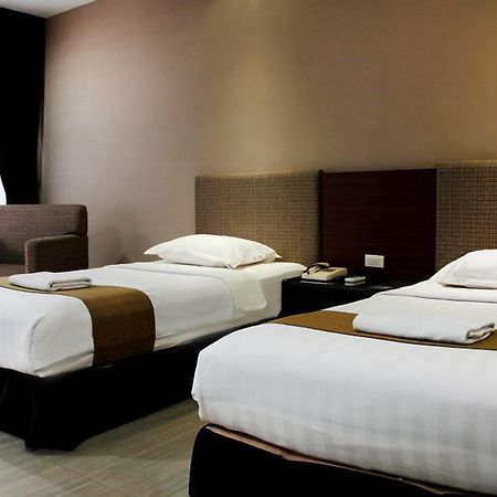 New Grand Park Hotel Surabaya Exterior foto