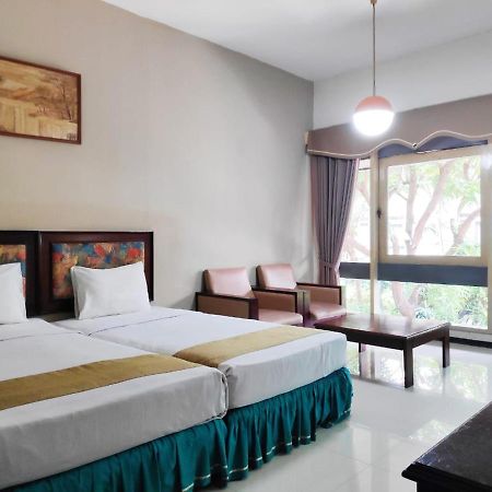 New Grand Park Hotel Surabaya Exterior foto
